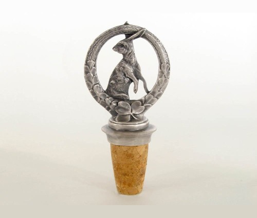 Srebrzony korek do wina z zającem w wieńcu