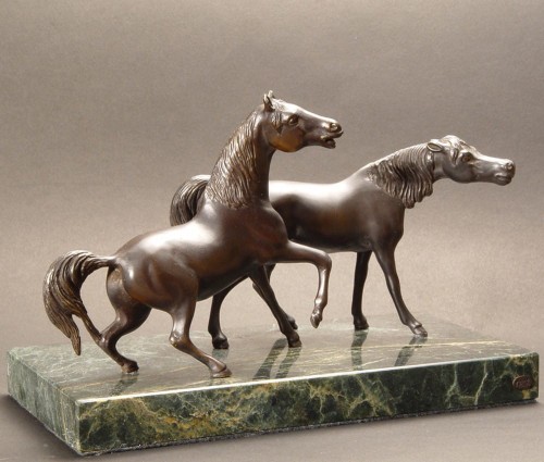 Prezent dla miłośnika jeździectwa - rzeźba koni na marmurze