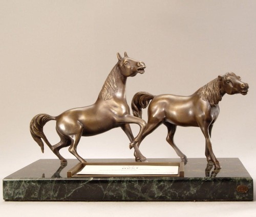 Prezent dla miłośnika jeździectwa - wizytownik na marmurze z rzeźbą koni