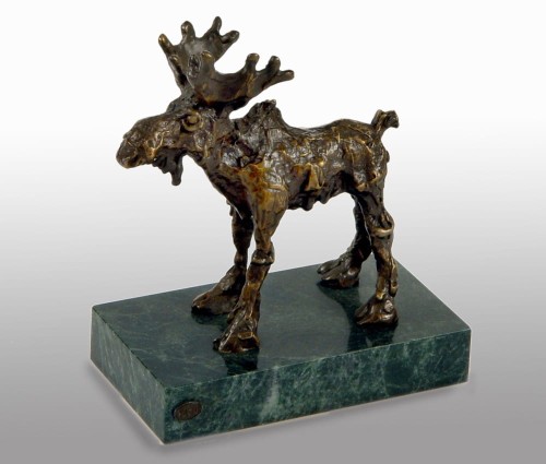 Rzeźba łosia na marmurze