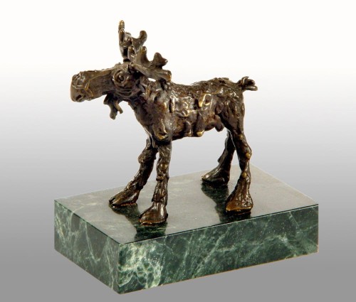 Rzeźba łosia na marmurze