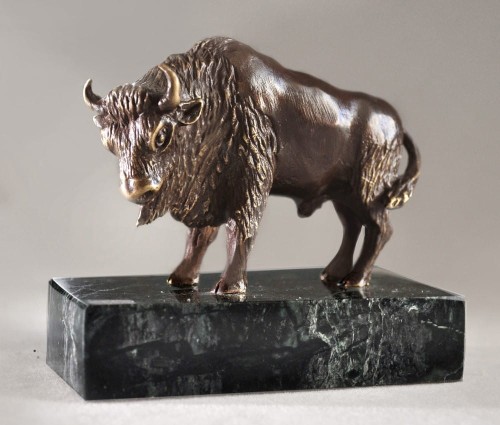 Rzeźba żubra na marmurze