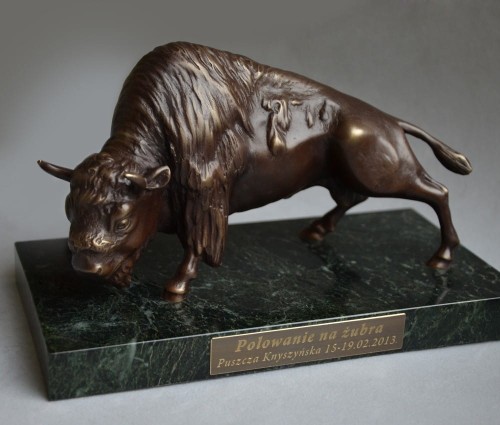 Rzeźba żubra z brązu na marmurze