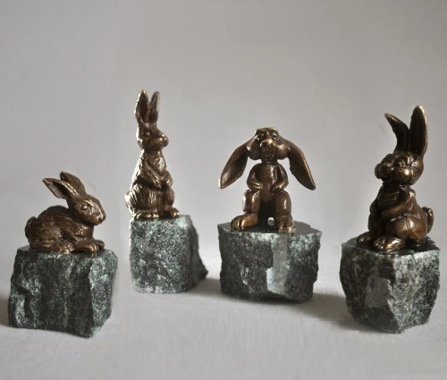 Figurki zajęcy na marmurze