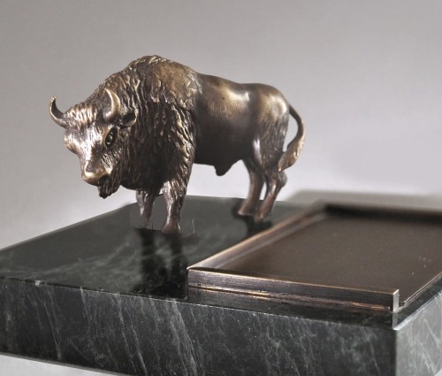 Wizytownik na marmurze z rzeźbą żubra