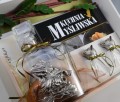Oryginalny zestaw myśliwski książka, karafka i 2 kieliszki z dzikiem