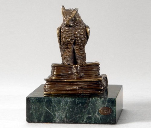 Rzeźba sowy na marmurze