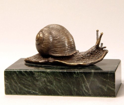 Figurka ślimaka na marmurze