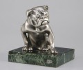 Rzeźba posrebrzanego buldoga na marmurze