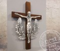 Drewniany krzyż z Jezusem i gałązkami dębu