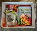Prezent dla myśliwego -  karafka z motywem dzika i książka kucharska