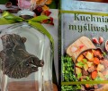 Prezent dla myśliwego -  karafka z motywem dzika i książka kucharska