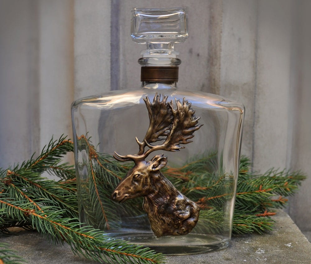 Karafka do whisky z aplikacja z brązu w kształcie daniela