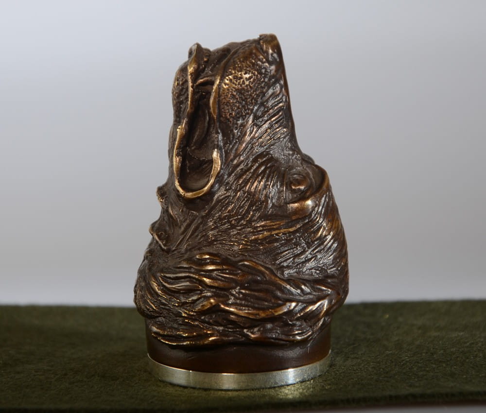 Prezent łowiecki - kulawka pies wykonana z brązu i srebra