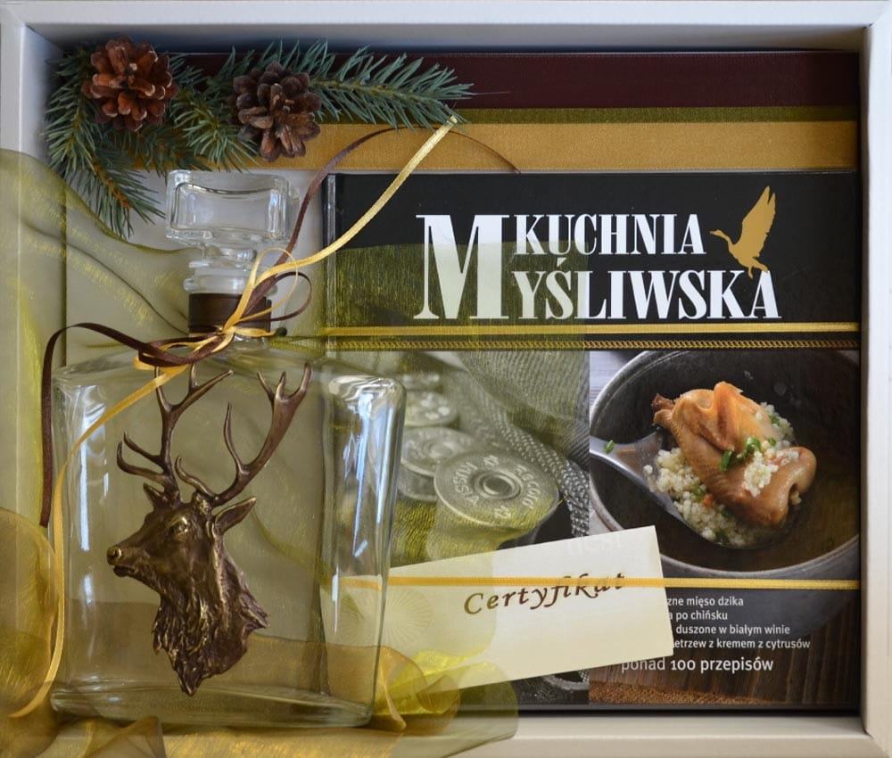 Prezent dla myśliwego -  karafka z motywem jelenia i książka kucharska