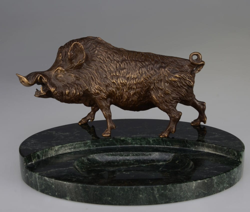 Wizytownik z rzeźbą dzika na marmurze