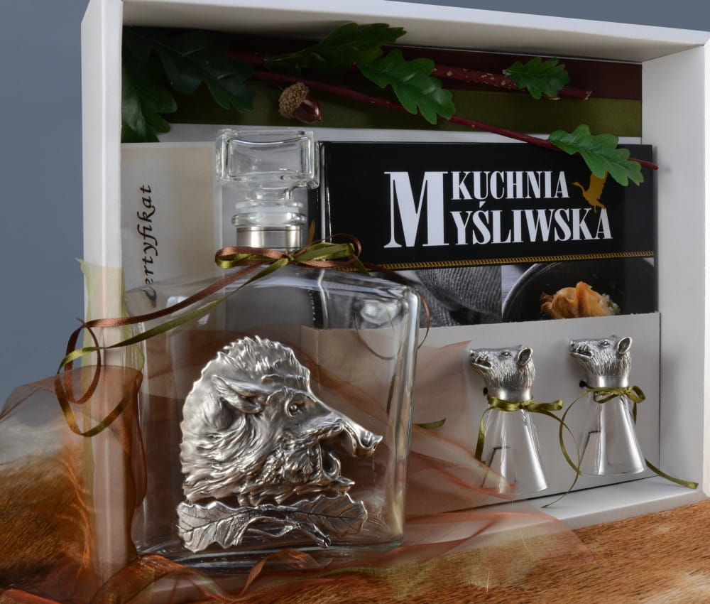 Zestaw książka, karafka i 2 kieliszki z dzikiem