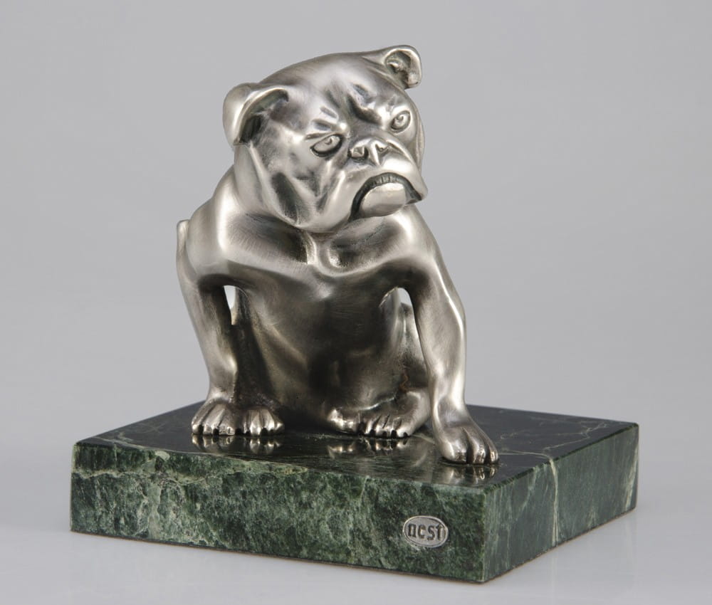Rzeźba posrebrzanego buldoga na marmurze