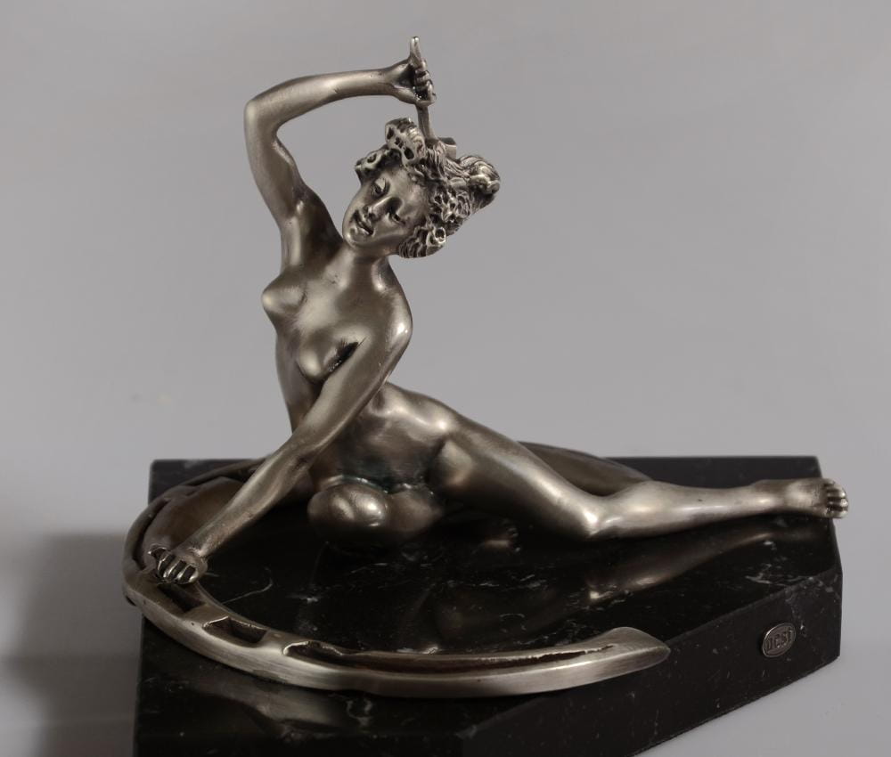 Prezent jeździecki - rzeźba kobiety z podkową