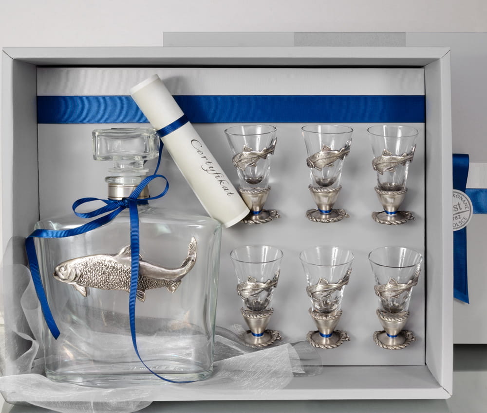 Ekskluzywny prezent dla wędkarza - karafka do alkoholu i kieliszki z motywem łososia
