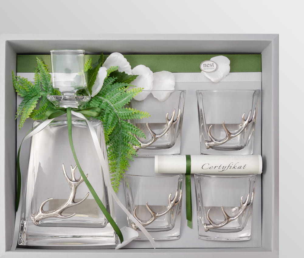 Zestaw karafka i 4 szklanki z aplikacją w kształcie poroża