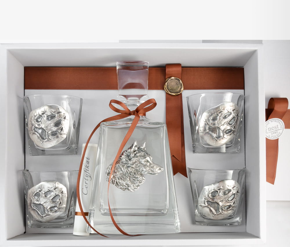 Prezent dla myśliwego - kryształowa karafka z wilkiem oraz szklanki - wilczy trop