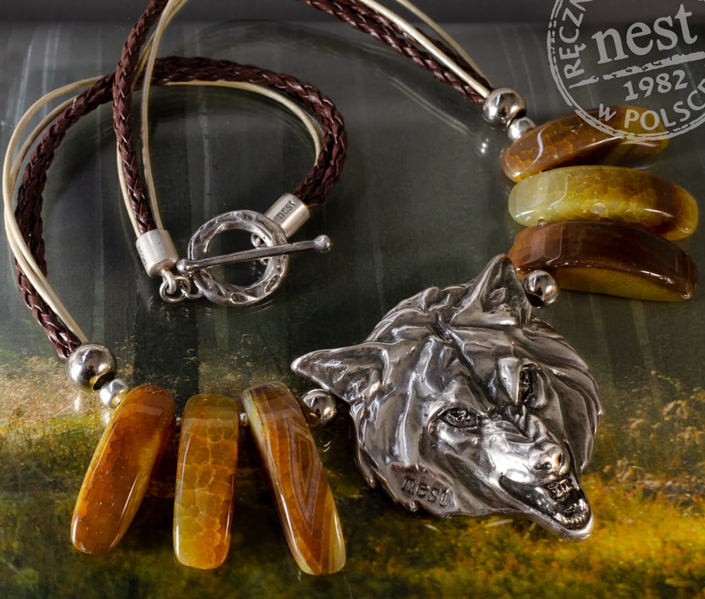 Biżuteria myśliwska dla Diany - naszyjnik z wilkiem