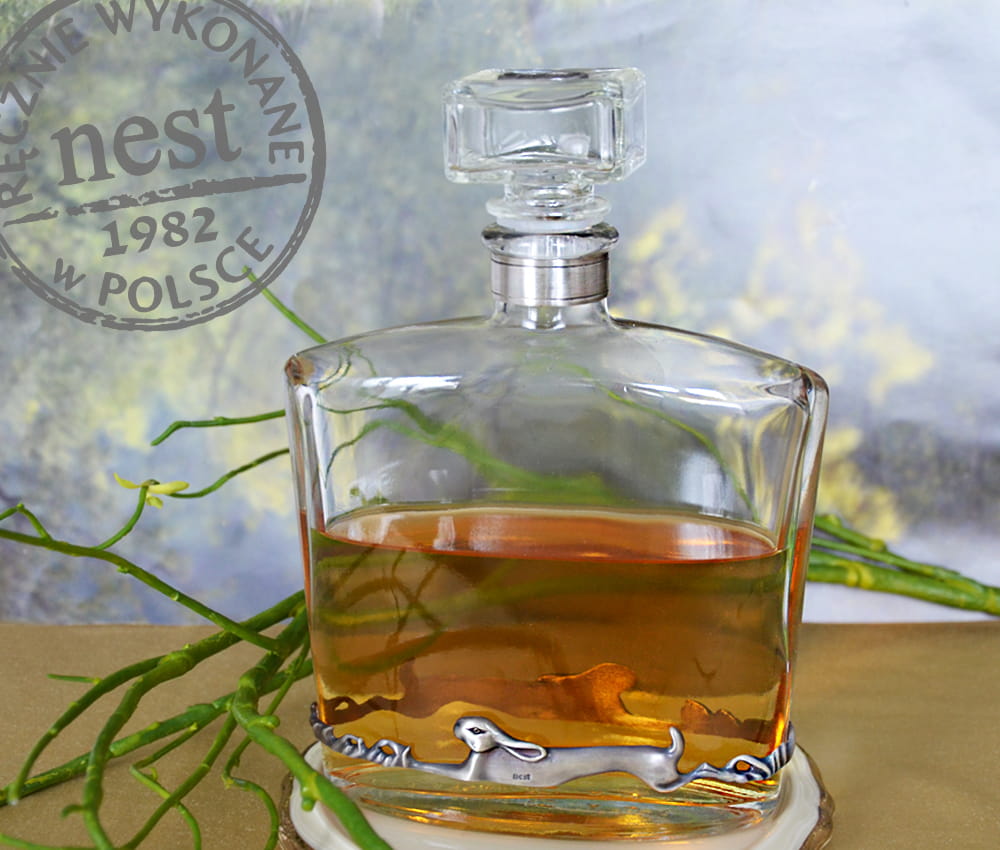 Srebrzona karafka z zającami