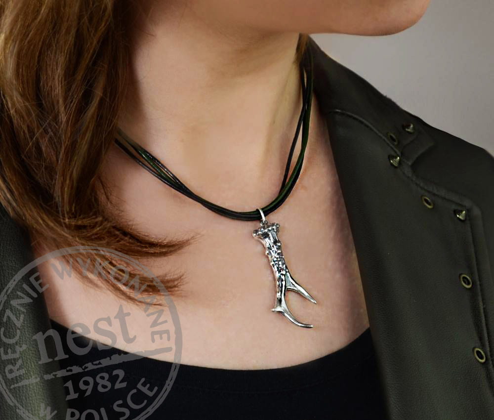 Naszyjnik z rzemieni z zawieszką