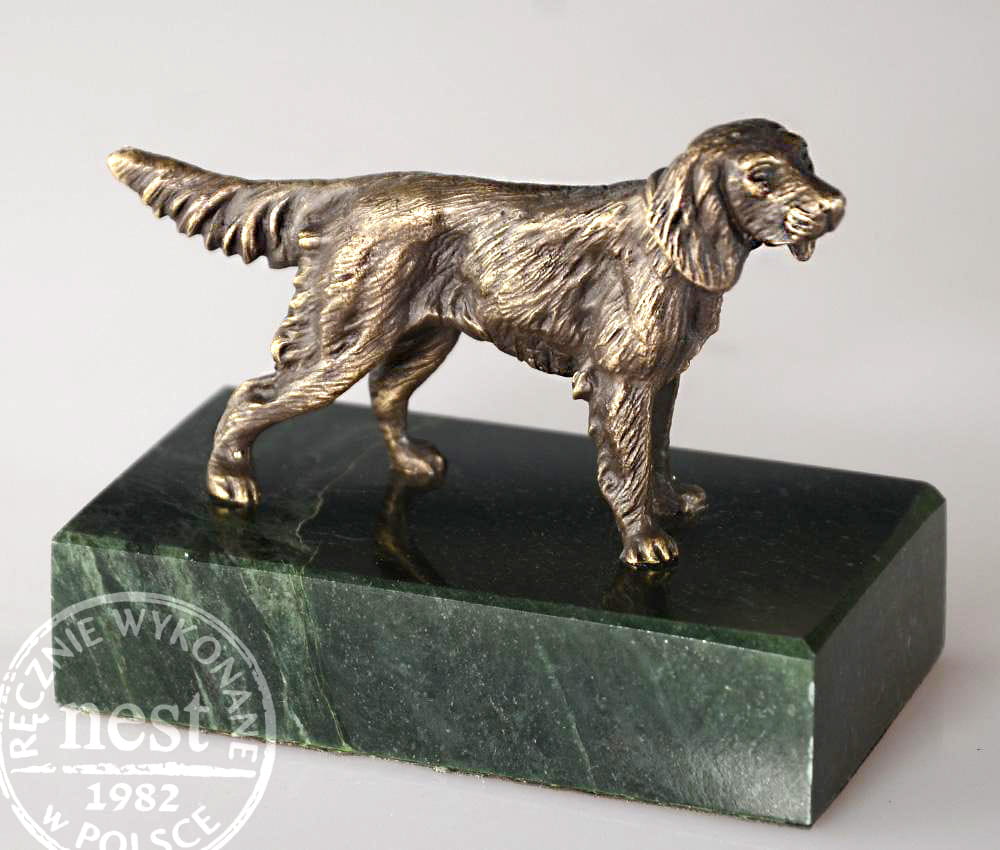 Rzeźba setera na marmurze