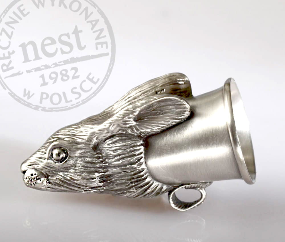 Srebrzona kulawka z zającem