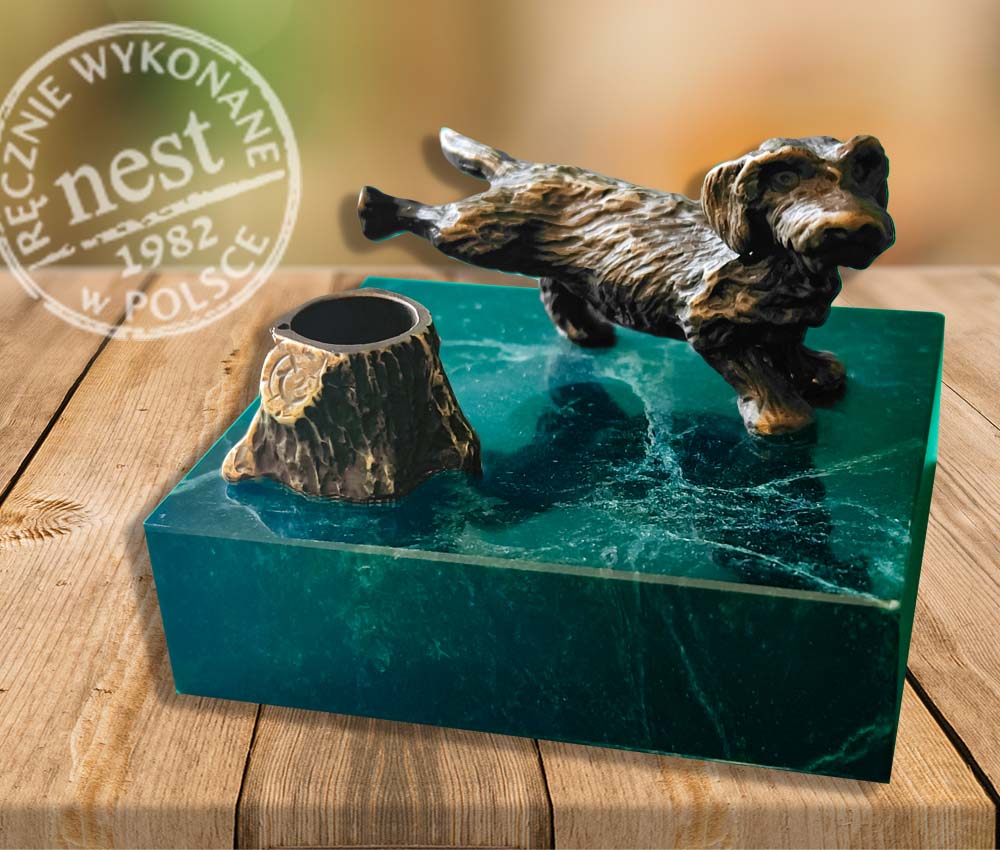 Przybornik z rzeźbą jamnika na marmurze