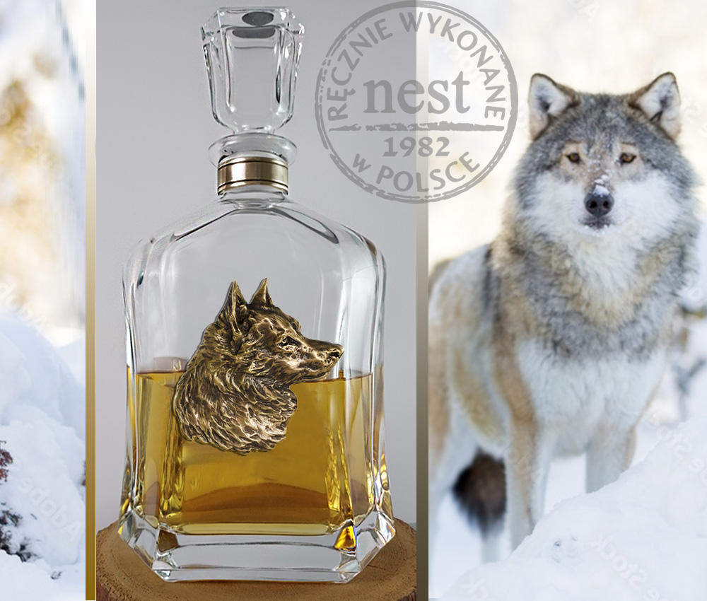 Szklana karafka z wilkiem z brązu